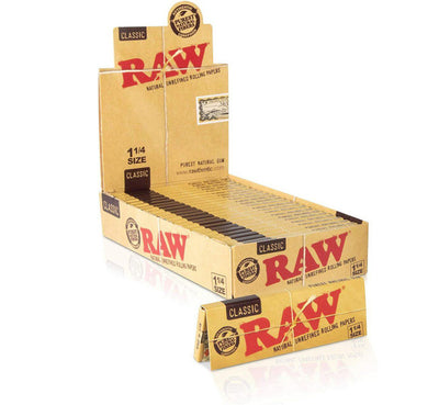 RAW CLASSIC ROLLING PAPERS 1 1/4 (BOX OF 24)